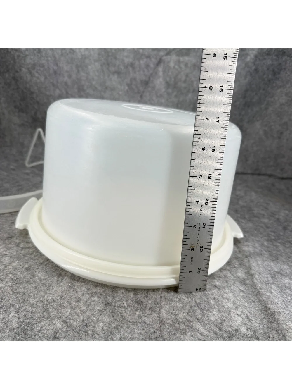 Vintage Tupperware Round Cake Taker Carrier White EUC 061